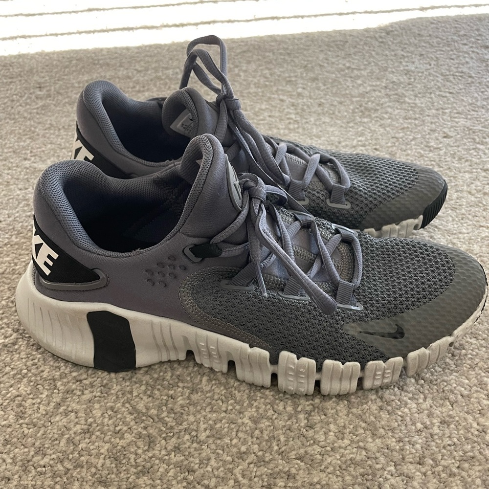 Nike Gray Metcon 5 Workout Shoes Men’s Size 8.5, Women’s Size 10